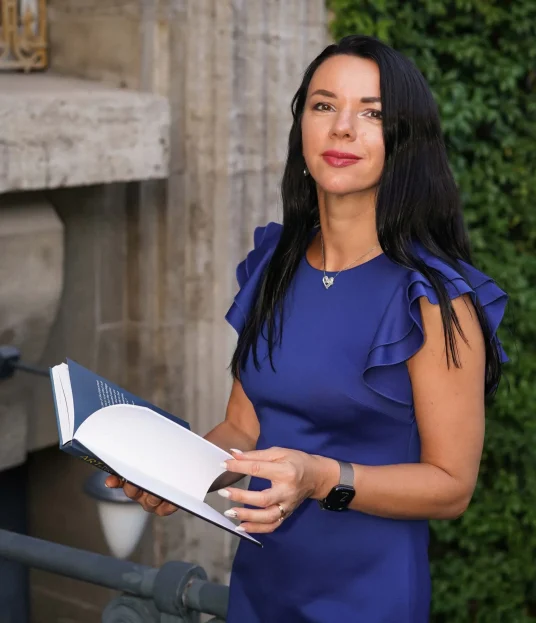 Olha Volynska portrait for ghostwriting and narrative consulting